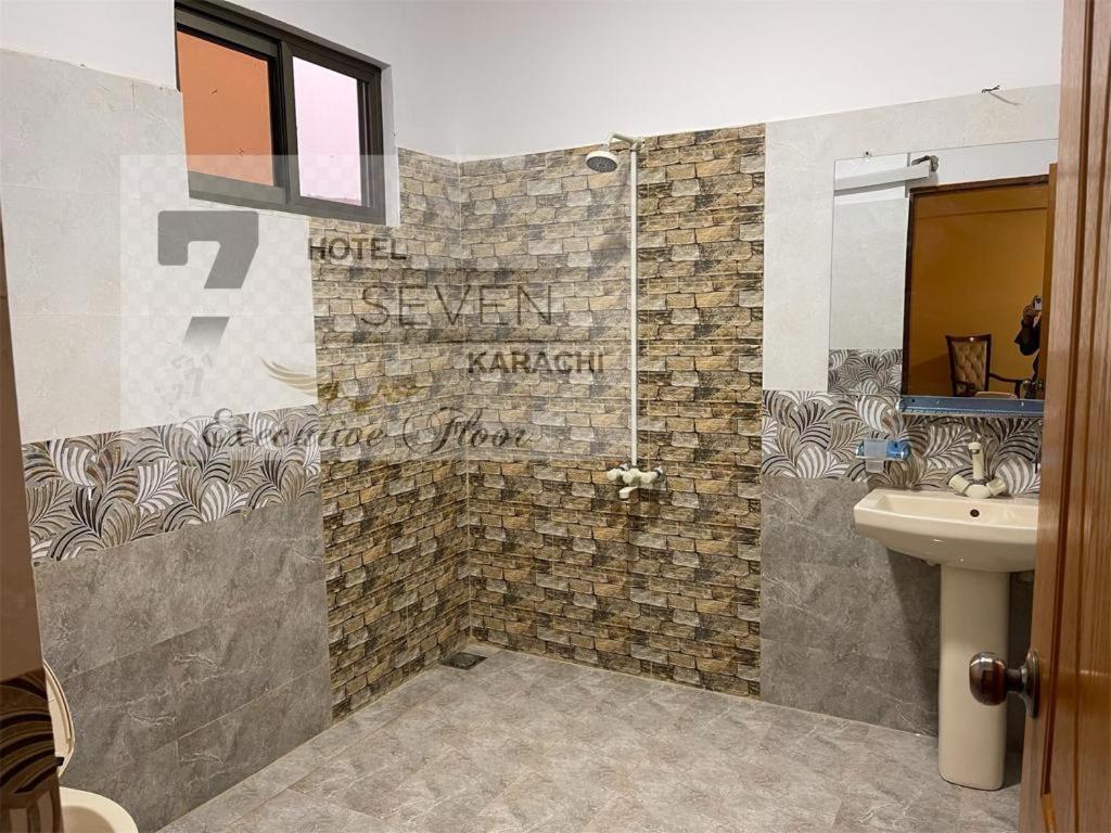 Hotel Seven 7 Karachi Bagian luar foto
