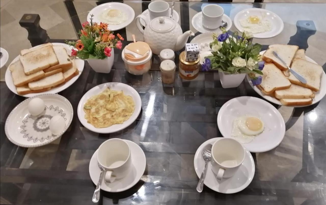 Hotel Seven 7 Karachi Bagian luar foto