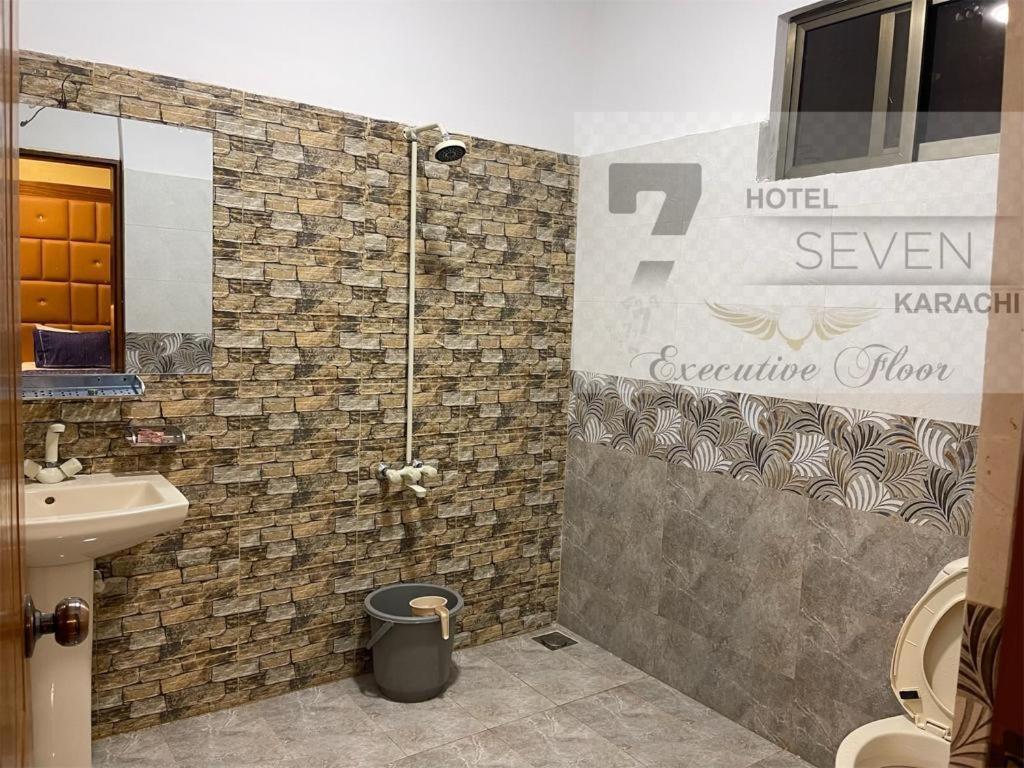 Hotel Seven 7 Karachi Bagian luar foto