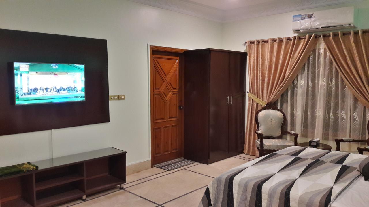 Hotel Seven 7 Karachi Bagian luar foto