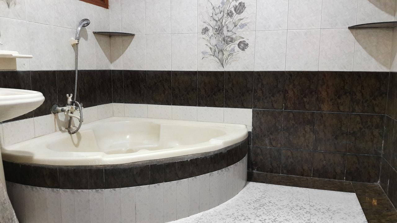 Hotel Seven 7 Karachi Bagian luar foto