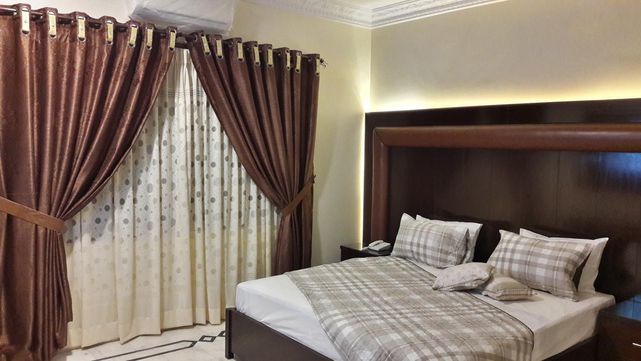 Hotel Seven 7 Karachi Bagian luar foto