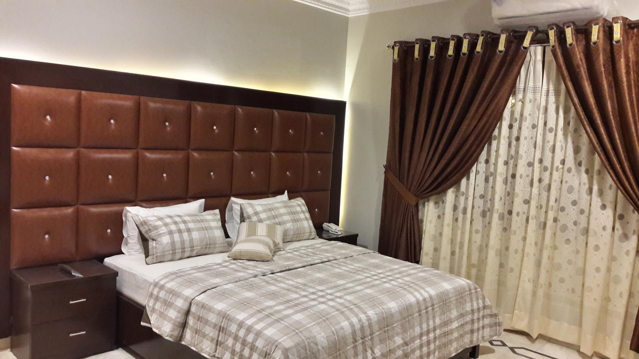 Hotel Seven 7 Karachi Bagian luar foto