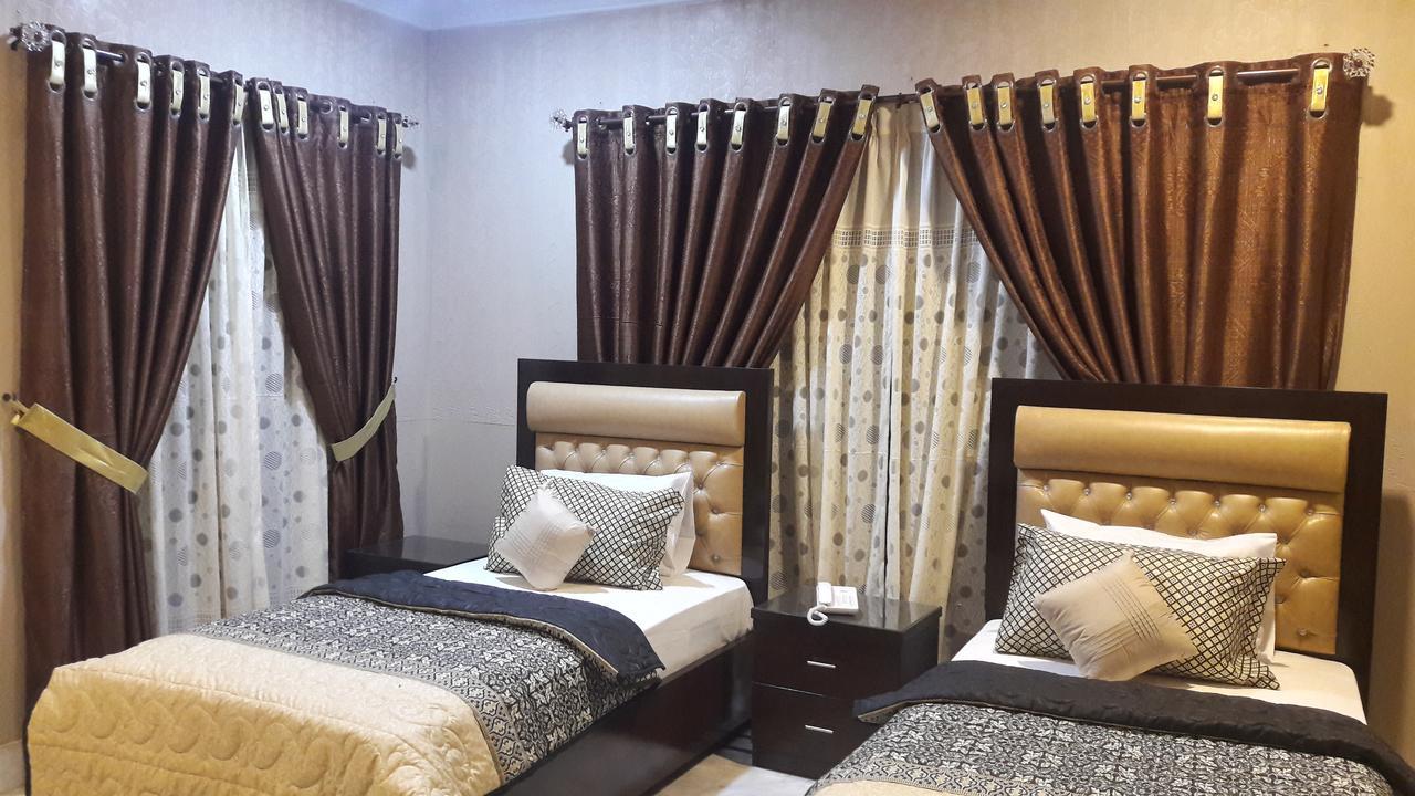 Hotel Seven 7 Karachi Bagian luar foto