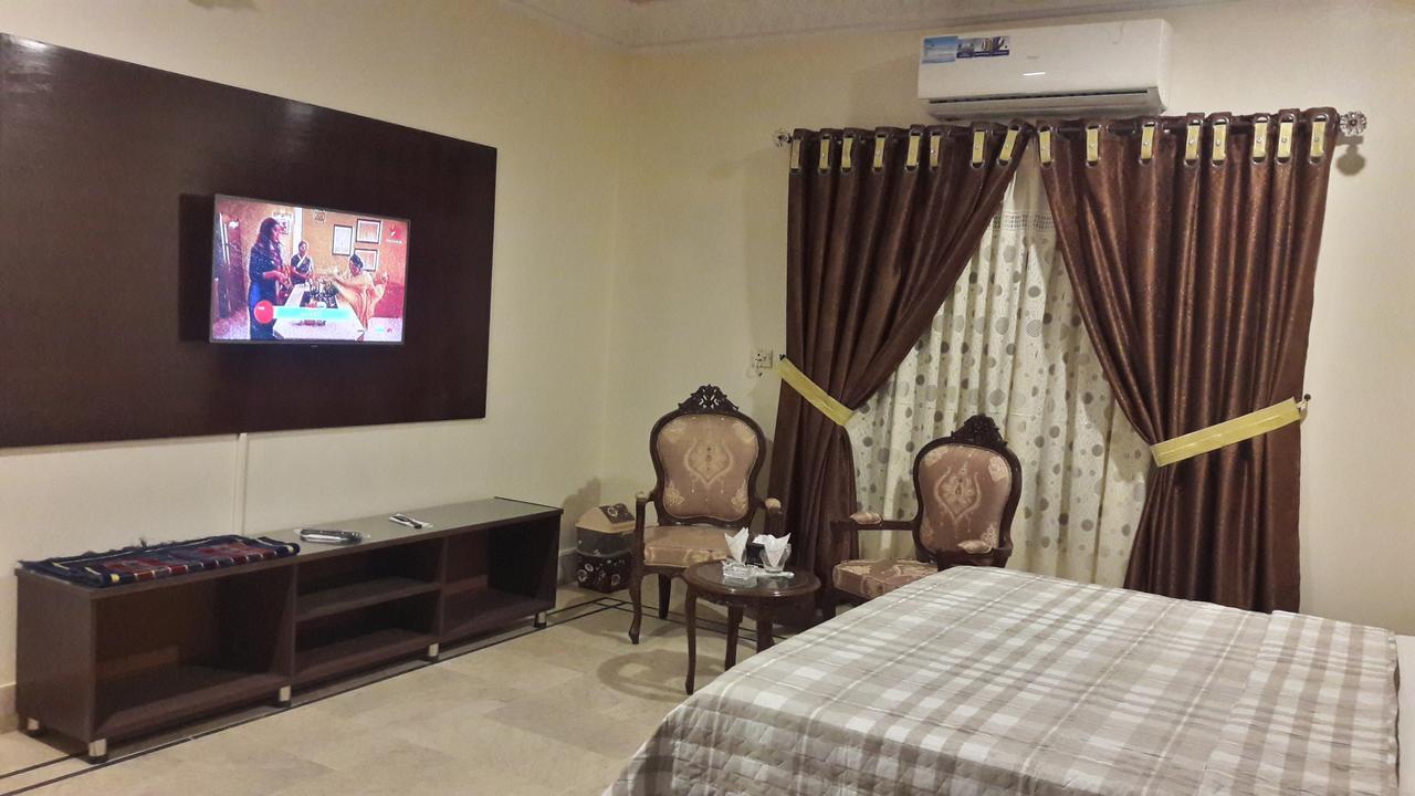 Hotel Seven 7 Karachi Bagian luar foto