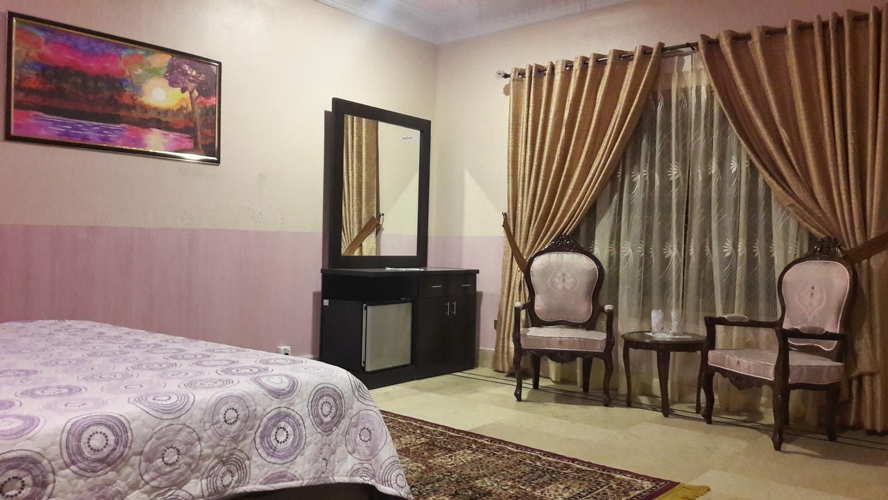 Hotel Seven 7 Karachi Bagian luar foto