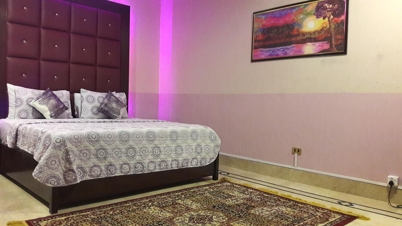 Hotel Seven 7 Karachi Bagian luar foto