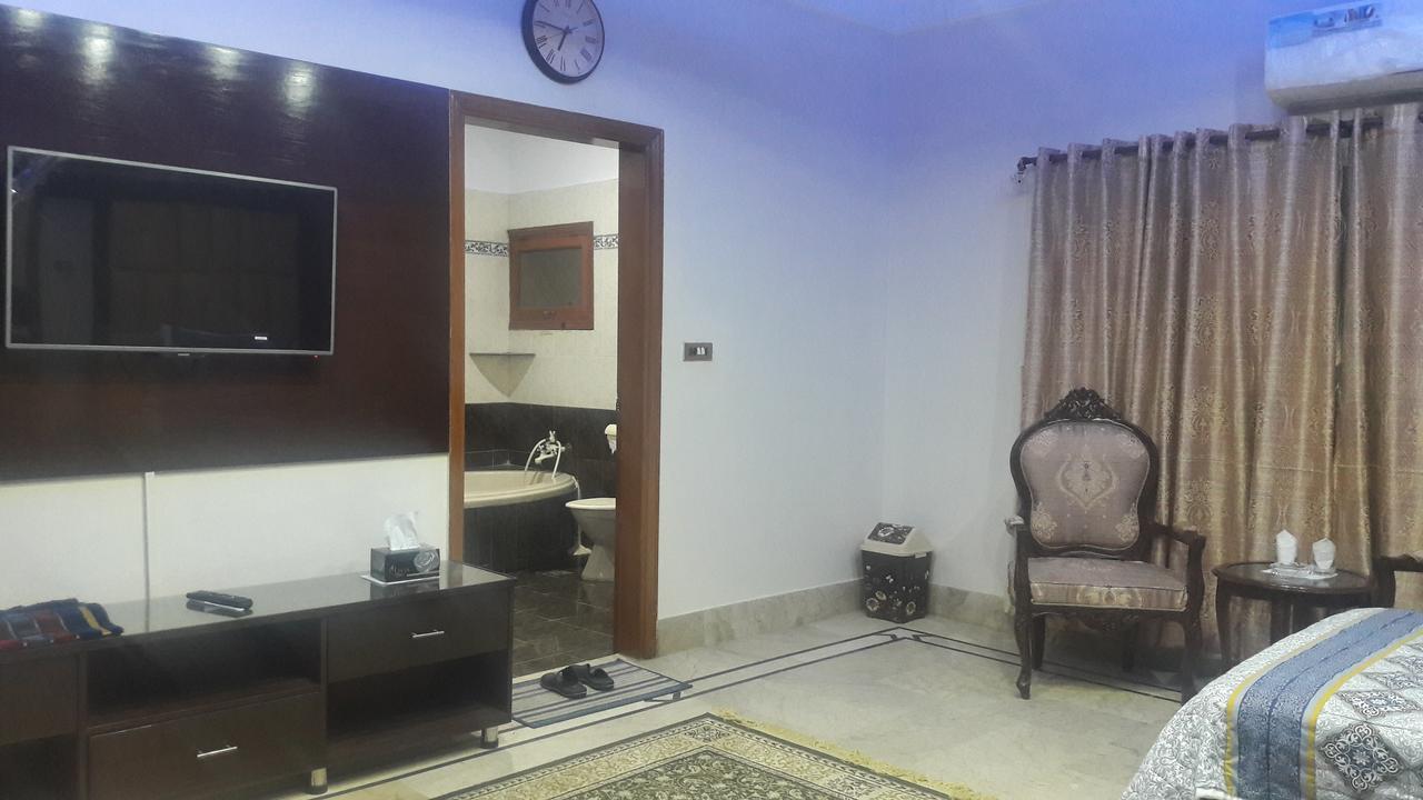 Hotel Seven 7 Karachi Bagian luar foto