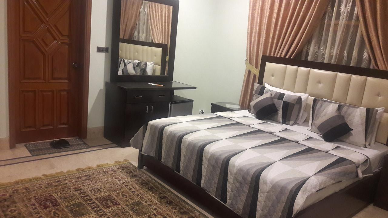 Hotel Seven 7 Karachi Bagian luar foto